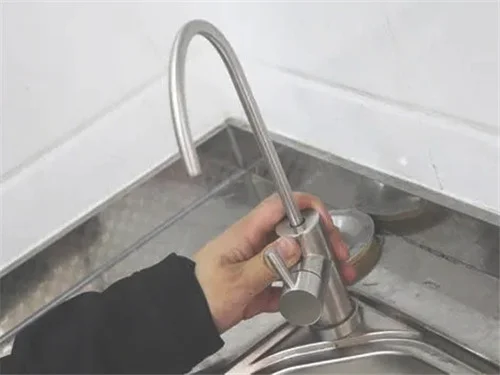厨房洗菜盆下水管怎么拆卸
