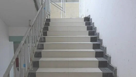 怎么贴楼梯踏步砖