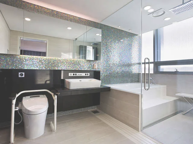 卫生间里的浴室镜为什么会长斑 浴室镜长斑怎么办_卫浴间用品专区