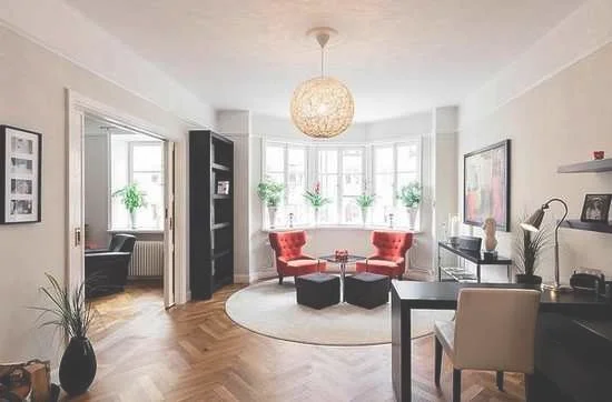 红黑金属色对比 气质瑞典城市公寓装修_家居装修效果图