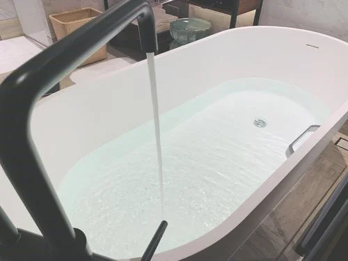 一个浴缸的容量大约有多少升