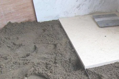 干硬性水泥砂浆是干铺吗