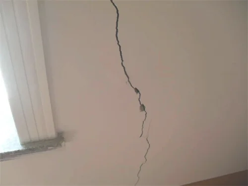 楼房墙面裂缝正常吗