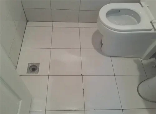 厕所瓷砖地面缝隙很缓慢渗水怎么办
