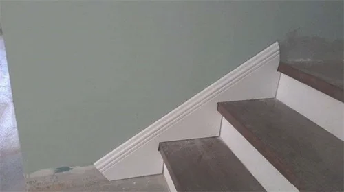 楼梯踢脚线怎么贴