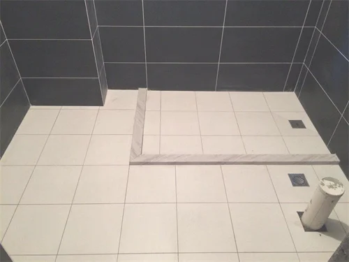 卫生间贴好瓷砖了还能做防水吗