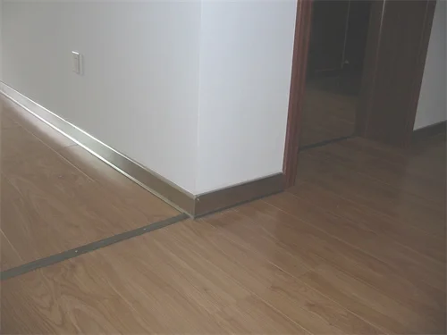 木地板踢脚线可以内嵌吗
