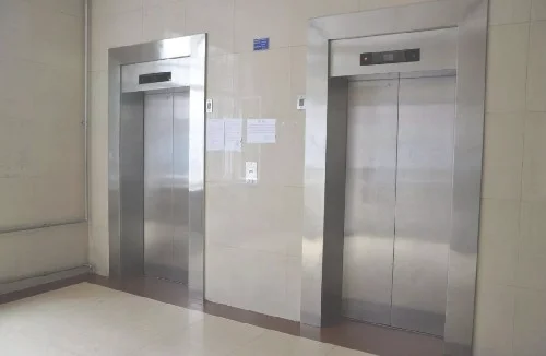 电梯显示一个圈里面一杠怎么办
