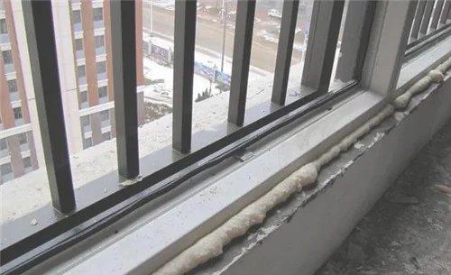 安装窗户只打了泡沫胶危险吗