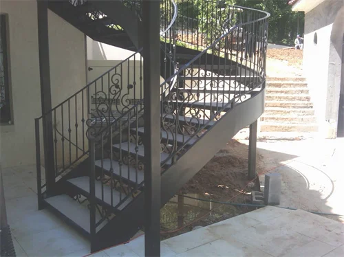室外楼梯踏步板一般用什么材料