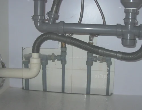 厨房下水管与主管道怎样连接