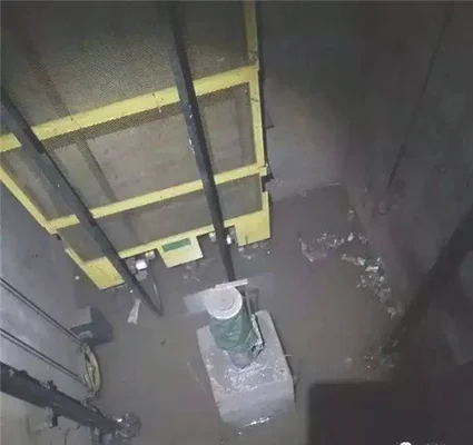 电梯井下雨进水正常吗