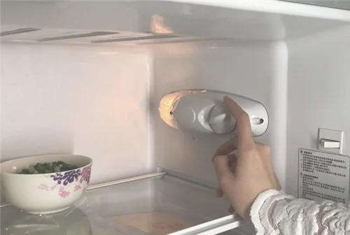 冰箱里面有个开关是干什么用的