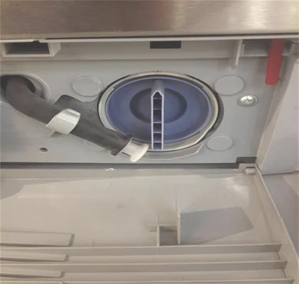 自动洗衣机排水阀在什么位置