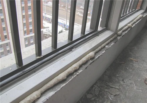 窗户上的水泥怎样清除