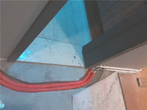 暖气管过门口怎么处理