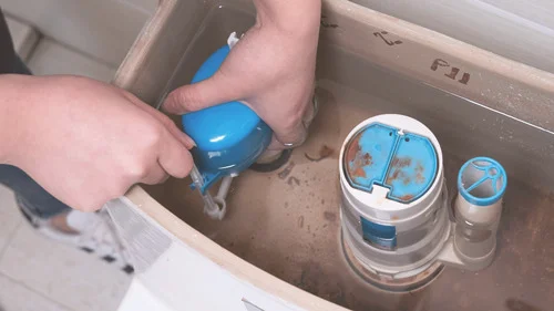 马桶水箱一直流水修理不存水是什么原因