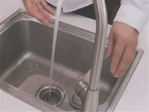 厨房洗菜盆下水管漏水怎么办