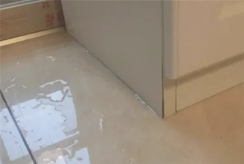 卫生间有点渗水到楼下怎么办