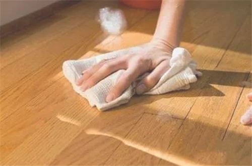 木地板粘脚怎么清洁