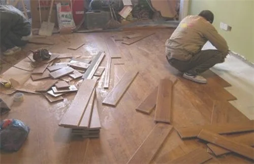木地板烂了一块怎么修