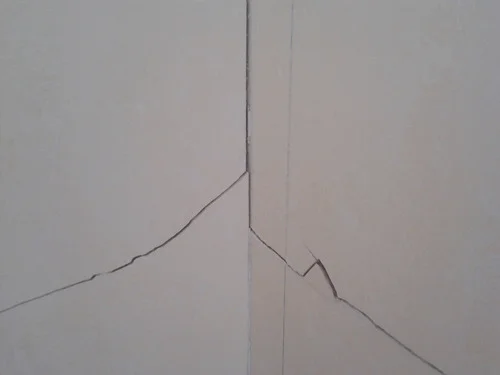瓷砖与墙体出现裂缝怎么办