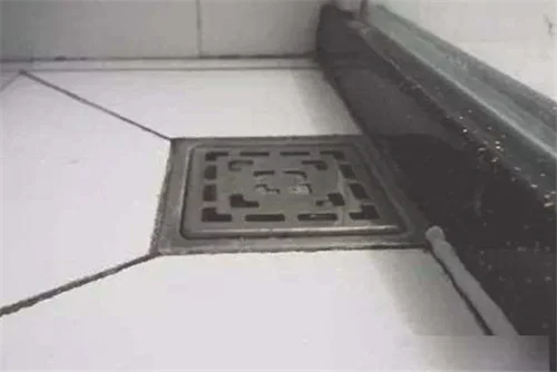 卫生间地砖下面积水怎么处理