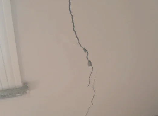 装修好墙面就开裂了怎么处理