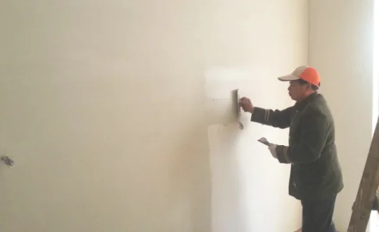 油漆墙面怎样处理能刮腻子吗