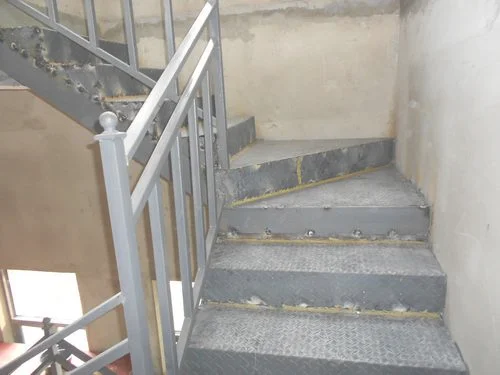 钢架楼梯怎么做踏步