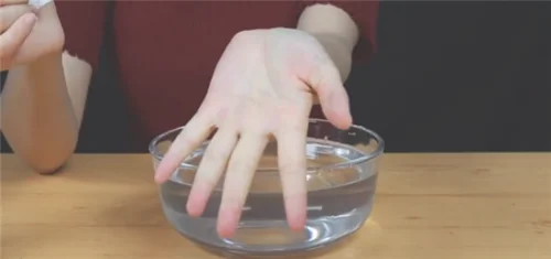 玻璃胶在手上怎么去除