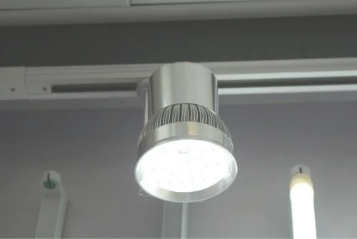 磁吸轨道灯安装方法是什么
