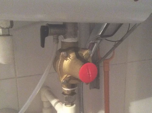 电热水器泄压阀漏水怎么办