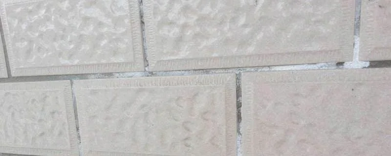 瓷砖缝里为什么会冒白色像盐的粉末