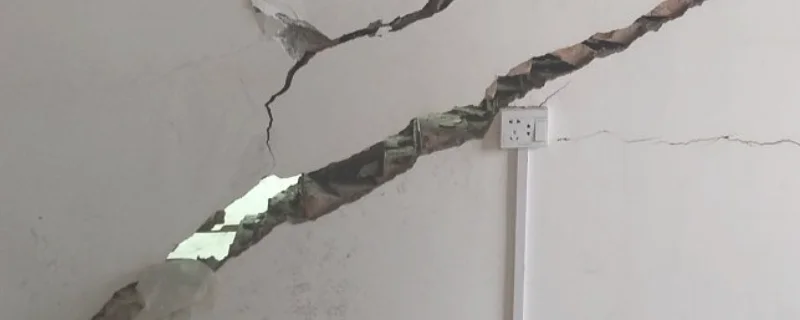 油漆墙面开裂怎么修补