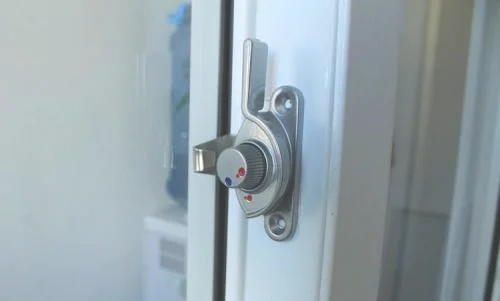塑钢窗锁点怎么调整