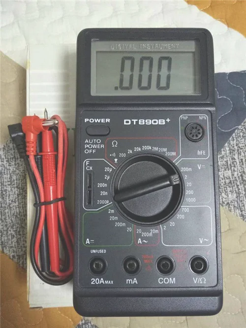 万能表怎么测电压12v