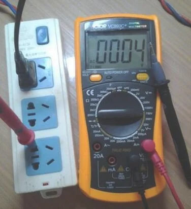 万能表怎么测电压220v