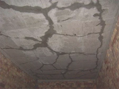 卫生间顶上漏水有裂缝是什么原因