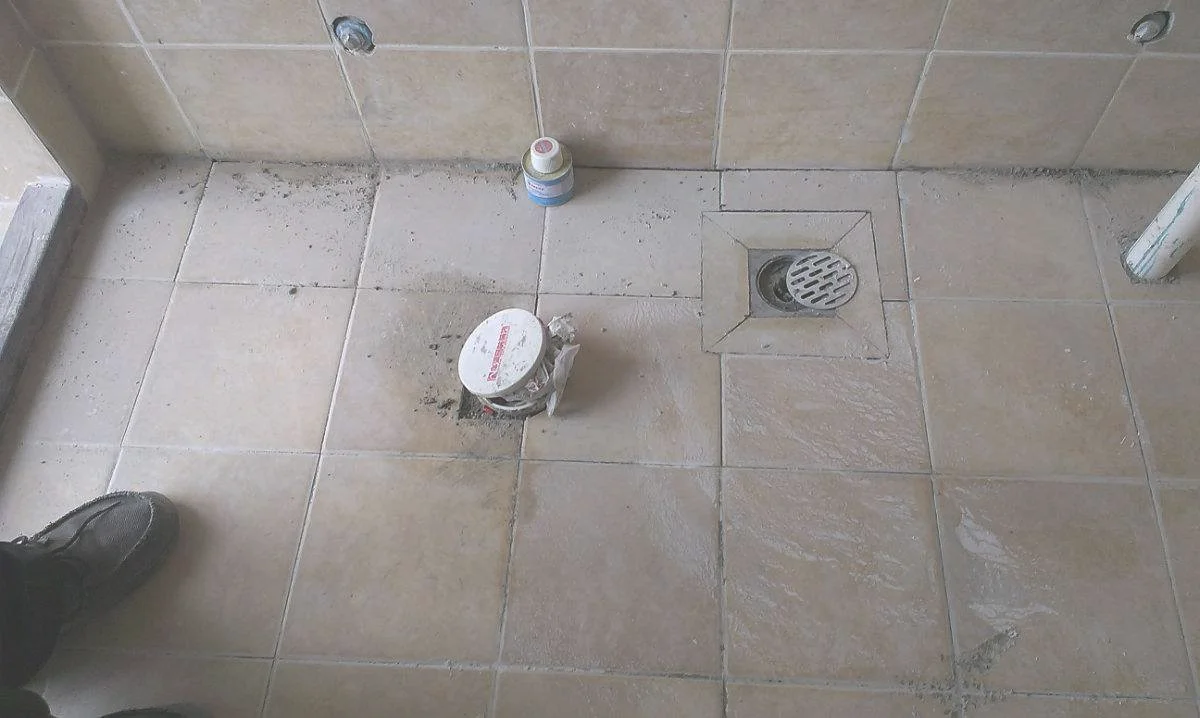 卫生间漏水不想砸地面如何返修