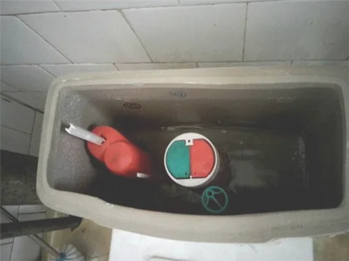 马桶蓄水池漏水怎么修