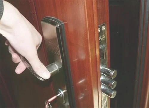 普通防盗门换锁安全吗