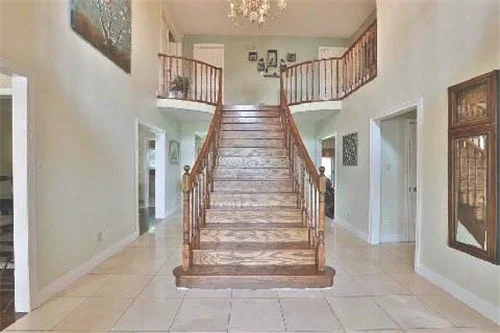 楼梯在房子中间怎么设计
