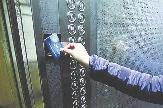 在电梯上安装刷卡机违反物业法吗